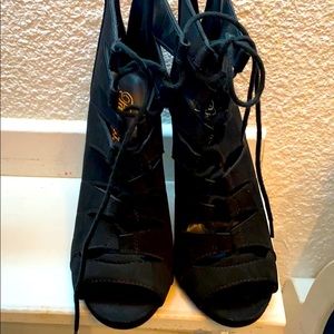 Unas zapatillas negras size 6 solo las use una vez